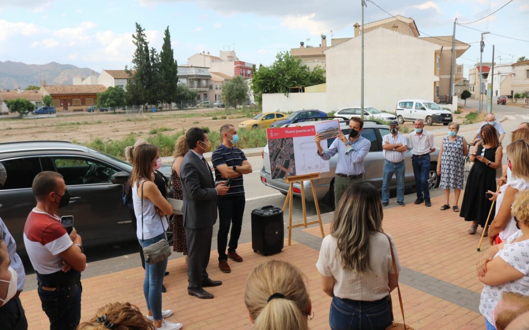 El Ayuntamiento da a conocer a los vecinos de El Raal el desarrollo de los trabajos para la construcción del puente sobre el Río Segura