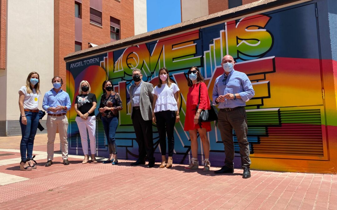 Joven Futura luce un grafiti para visibilizar los derechos LGTBI