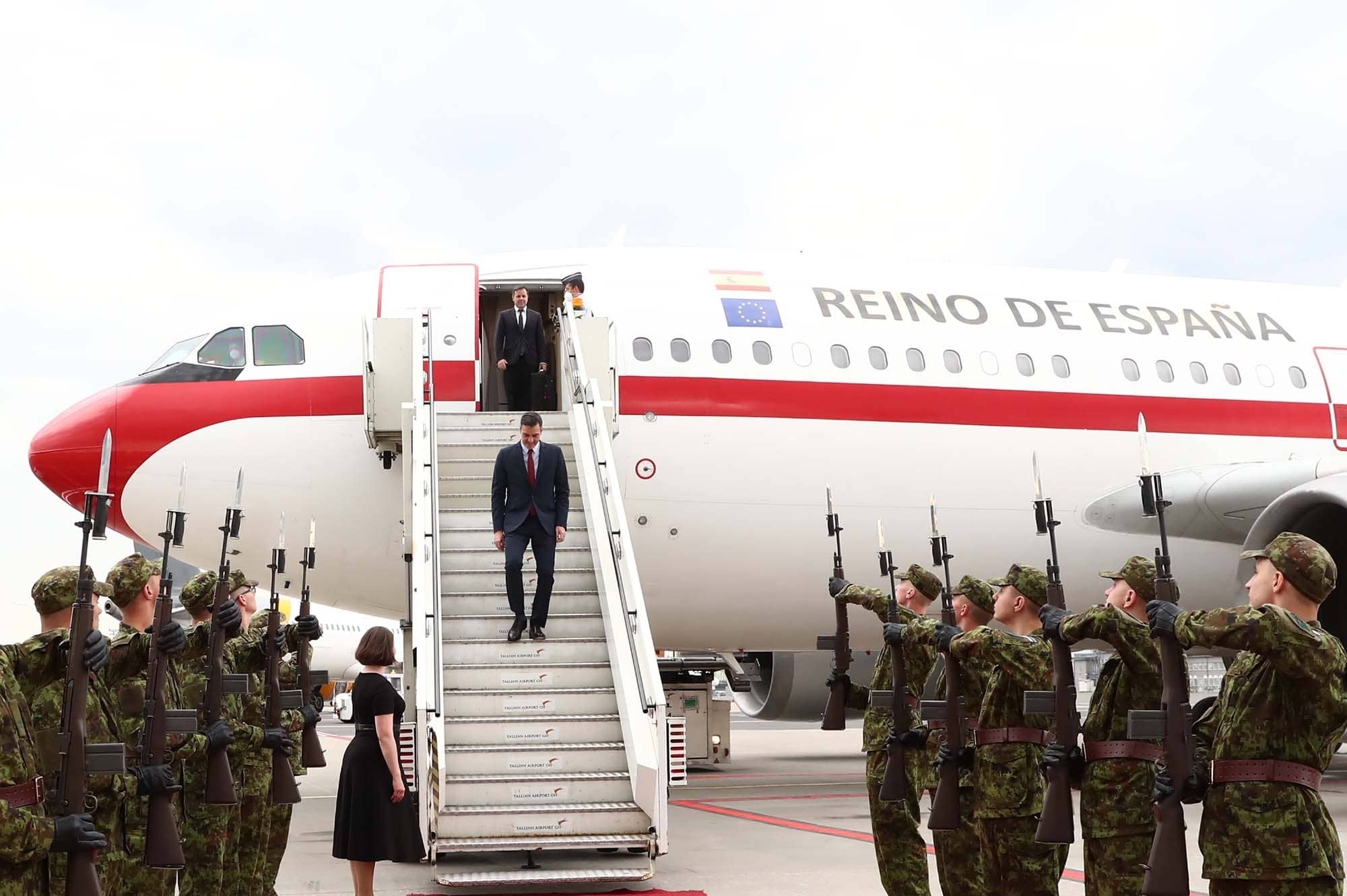 El presidente del Gobierno, Pedro Sánchez, a su llegada al aeropuerto Lennart Meri de Estonia.