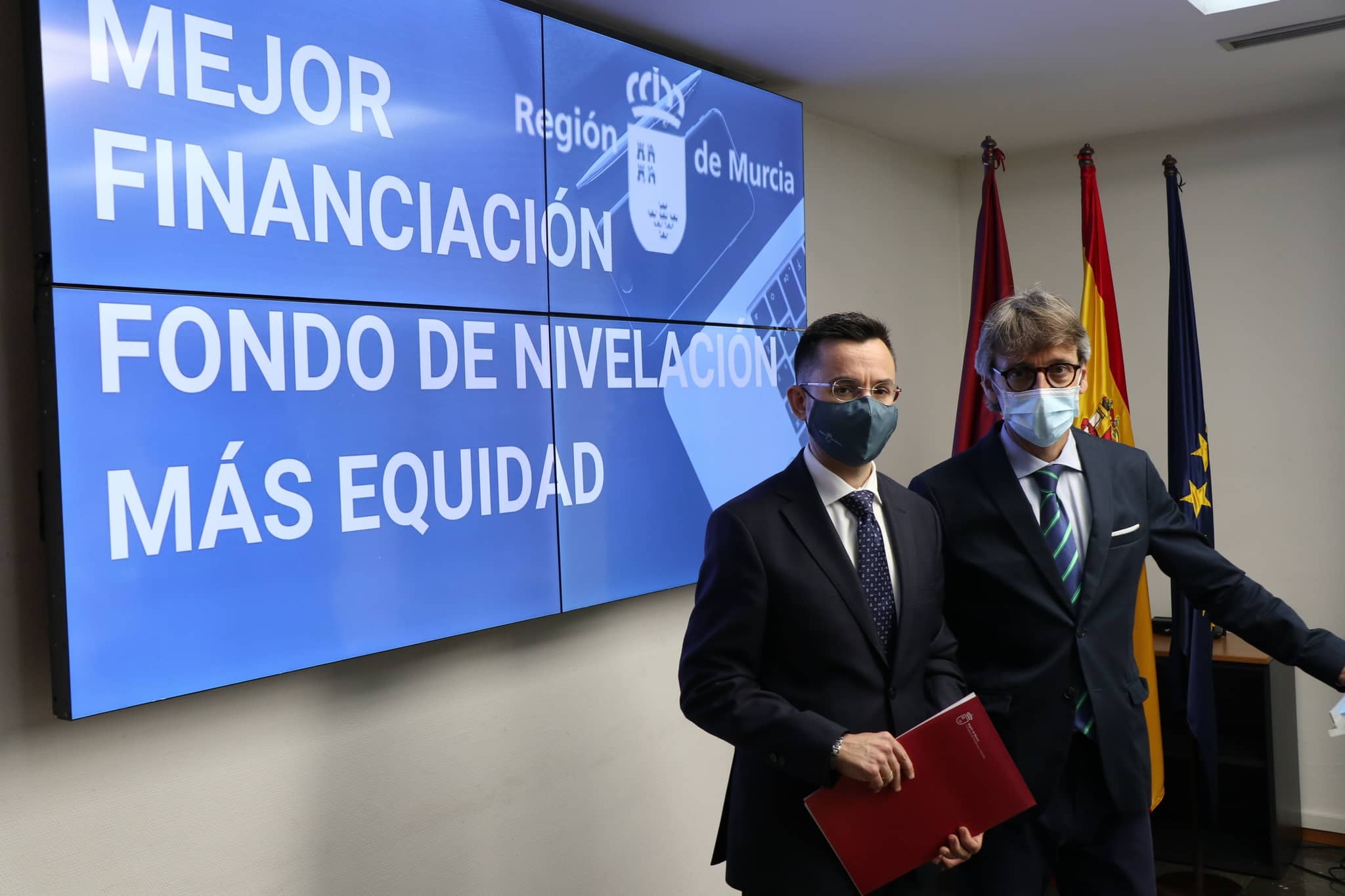 Imagen del consejero de Economía, Hacienda y Administración Digital, Luis Alberto Marín, y del director general de Presupuestos y Fondos Europeos, Pedro Soto, antes del comienzo del Consejo de Política Fiscal y Financiera