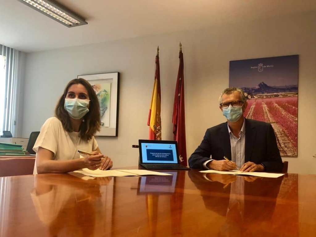 El consejero de Salud, Juan José Pedreño, y la presidenta del Colegio Oficial de Farmacéuticos de la Región de Murcia, Paula Payá, suscribieron hoy el programa sanitario para la realización en las farmacias de test de autodiagnóstico para la detección de coronavirus.