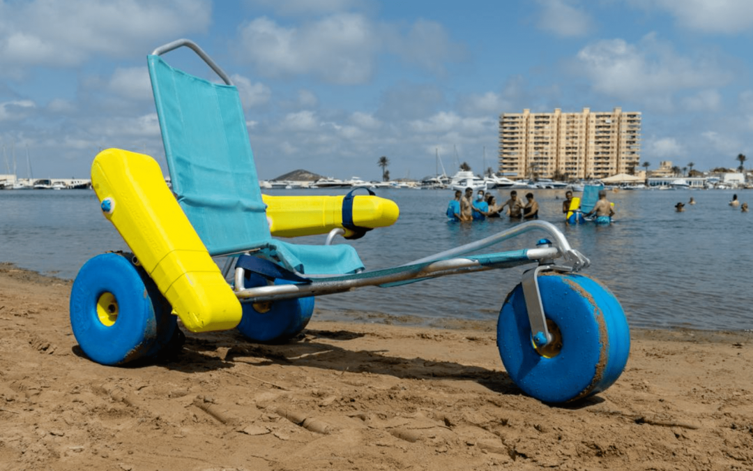 El servicio de baño asistido ya está disponible en Playa Honda, Puerto Bello y San Ginés de La Azohía