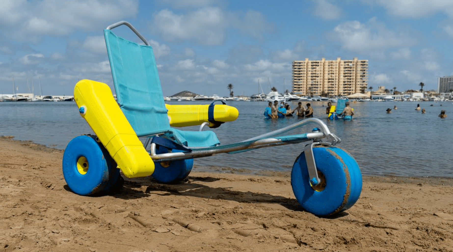 El servicio de baño asistido ya está disponible en Playa Honda, Puerto Bello y San Ginés de La Azohía