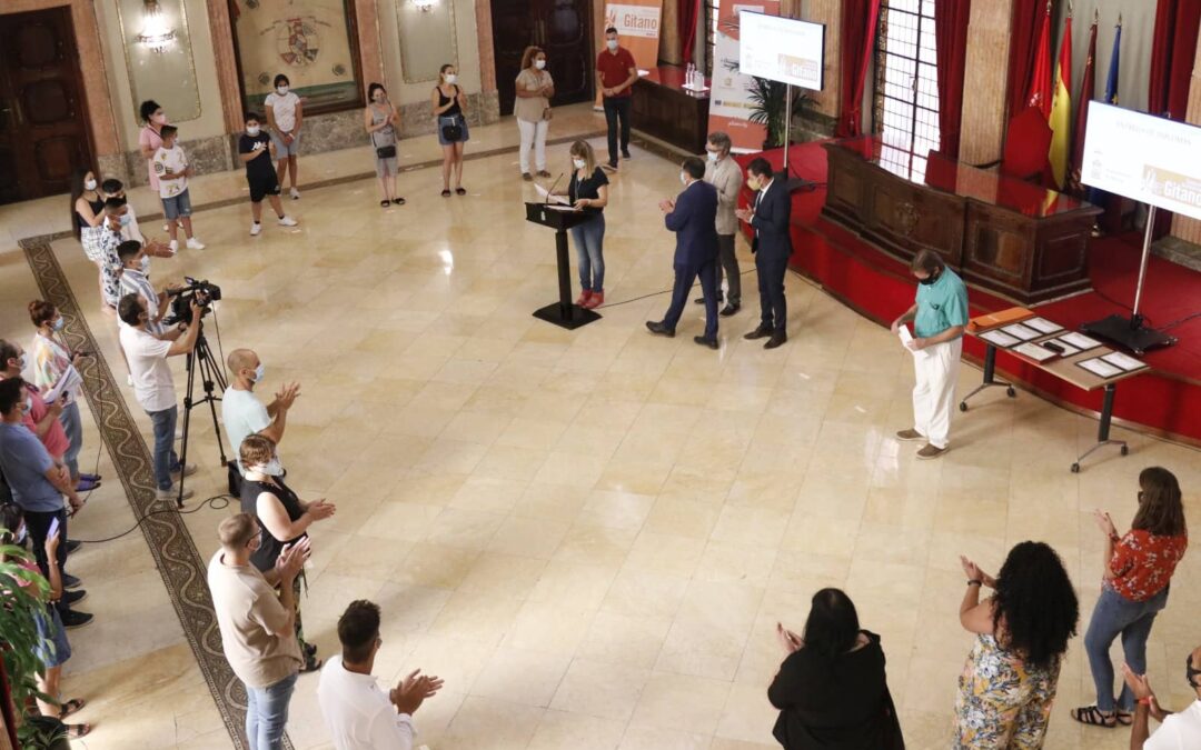 El Ayuntamiento galardona a ocho alumnos de Secretariado Gitano tras graduarse en ESO y Bachiller