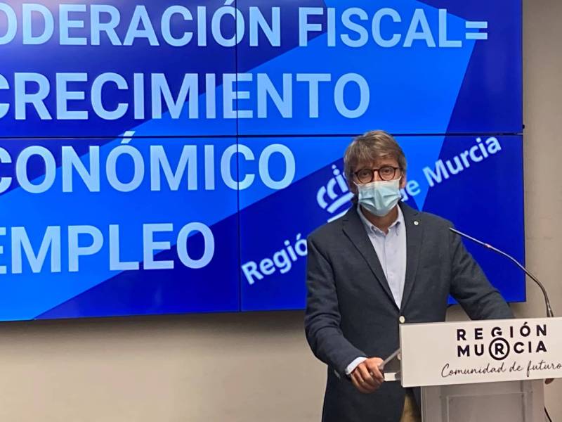 Imagen del consejero de Economía, Hacienda y Administración Digital, Luis Alberto Marín, informando sobre el balance fiscal de los seis primeros ...