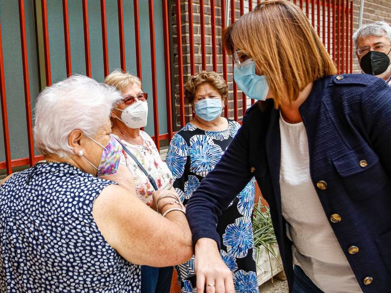 La vicepresidenta y consejera, Isabel Franco, durante la reapertura de los centros sociales de mayores del IMAS el pasado mes de mayo