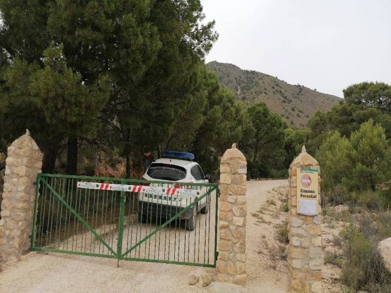 Imagen de un acceso cortado a vehículos a una de las masas forestales de la Región de Murcia.