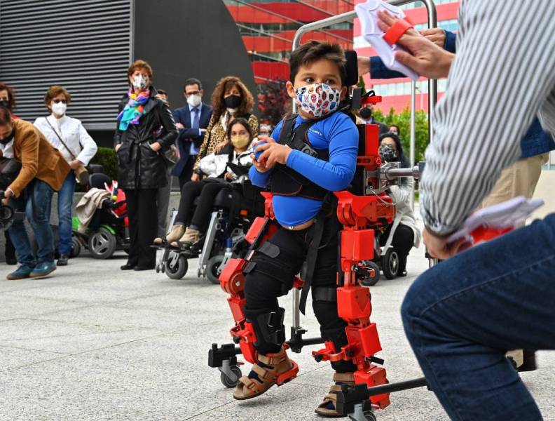 Demostración del exoesqueleto con un niño que padece atrofia muscular espinal. / CSIC