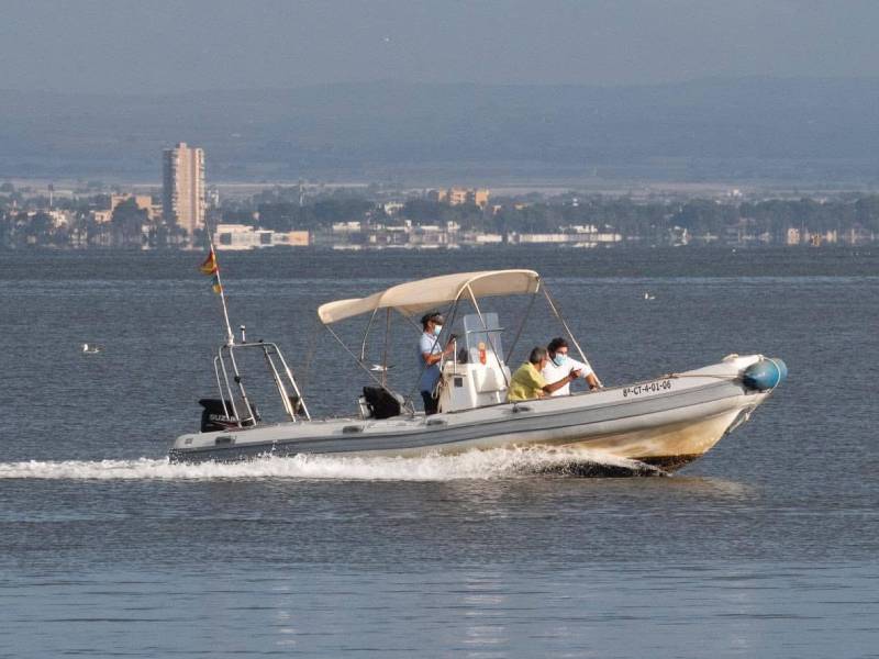 El presidente de la Comunidad inspecciona el Mar Menor junto al profesor Gilabert