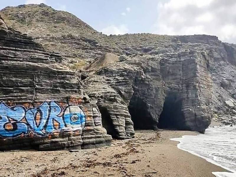 El Ayuntamiento denunciará ante la Fiscalía la pintada en las rocas del Parque Regional de Calblanque