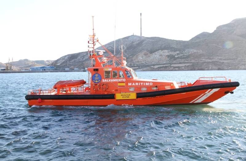 Rescatan en aguas de Cartagena a un hombre que llevaba flotando 24 horas