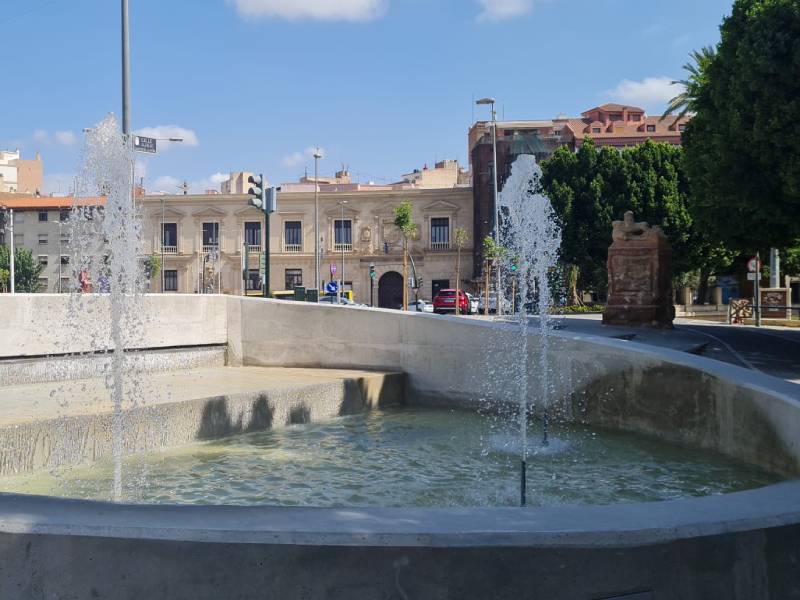 La fuente ornamental de la pasarela Manterola luce totalmente renovada