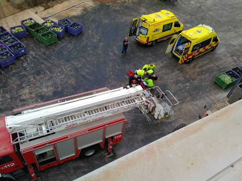 Dos trabajadores heridos son rescatados del tejado de una nave en la pedanía de El Mirador en San Javier.