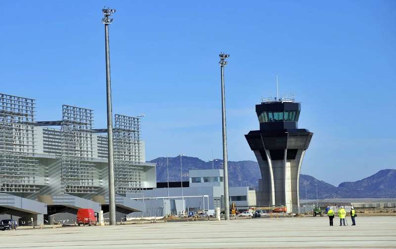 Podemos denuncia la inexistencia de líneas de autobús que conecte el aeropuerto con Murcia y la costa