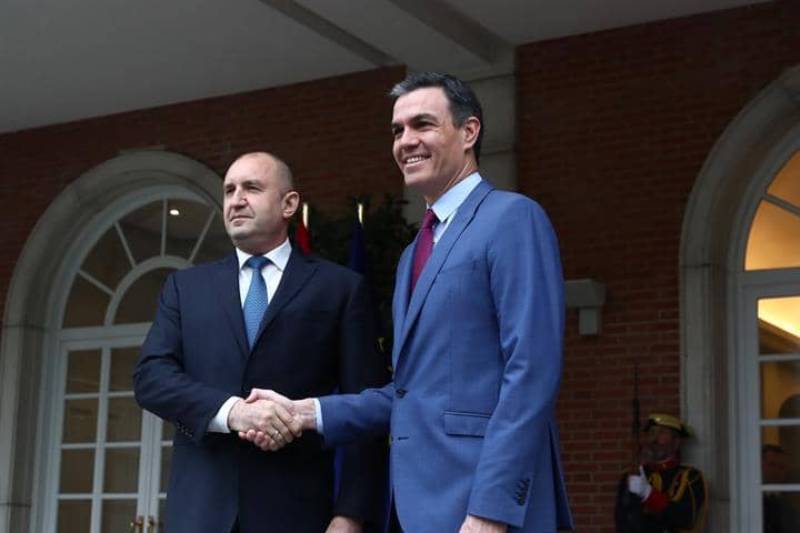 Pedro Sánchez recibe en La Moncloa al presidente de Bulgaria