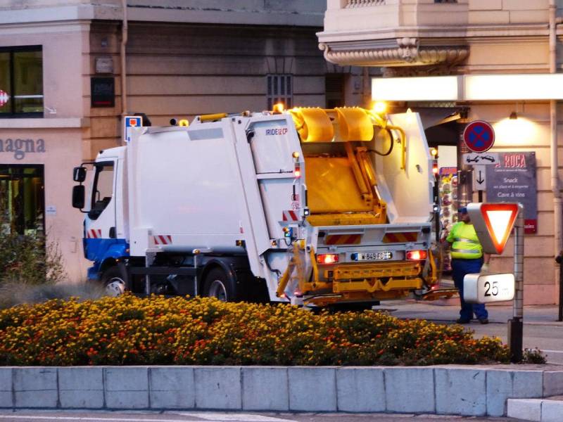 Camión de la basura en la calle