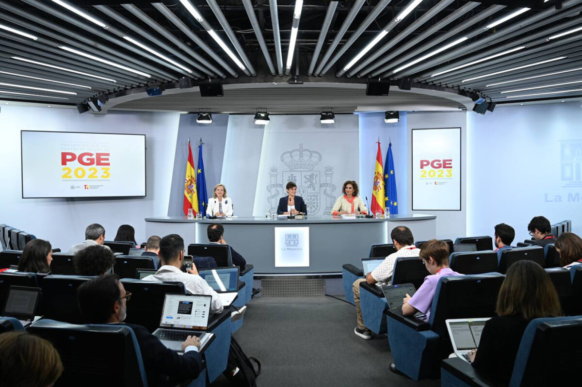 La ministra de Política Territorial y portavoz del Gobierno, Isabel Rodríguez, junto a la vicepresidenta primera y ministra de Asuntos Económicos y Transformación Digital, Nadia Calviño, y la ministra de Hacienda y Función Pública, María Jesús Montero. Pool Moncloa / Borja Puig de la Bellacasa.